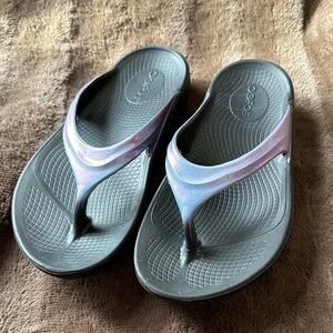 OOFOS Women's Sandals in Black and Purple